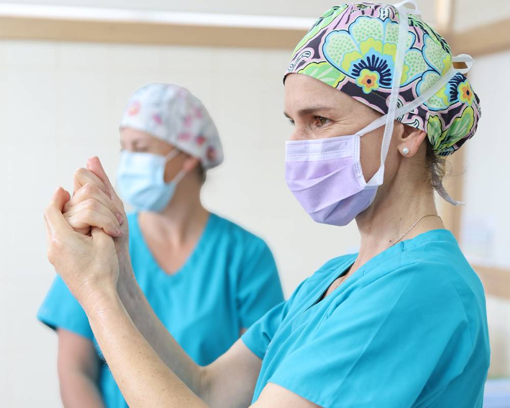 Medical staff washing hands.